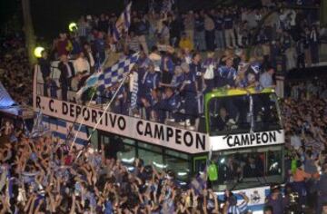 Los jugadores del Deportivo llegan a la Plaza de Cuatro Caminos rodeados de una multitud. 