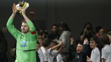 El guardameta del Real Madrid, Iker Casillas saluda tras ser aplaudido por los ni&ntilde;os de los equipos y p&uacute;blico asistente, momentos antes de comenzar el encuentro &quot;Partido por la ilusi&oacute;n&quot;, evento solidario, organizado un a&ntilde;o m&aacute;s por la Fundaci&oacute;n Iker Casillas, celebrado esta tarde en el Palacio de los Deportes.