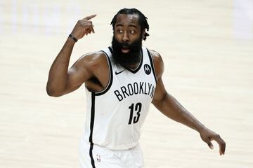 La Barba afronta su primera temporada entera en la Gran Manzana tras su polémica y sufrida salida de Houston Rockets. Junto a Durant e Irving forma un ‘Big Three’ letal, llamado a conquistar el anillo de la NBA. El pasado curso las lesiones privaron a Brooklyn de luchar de verdad por el campeonato. Anotador compulsivo y con una gran habilidad con el balón en las manos, Harden ya suma un MVP y ha sido tres veces máximo anotador de la Liga. 