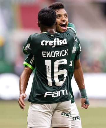 SAO PAULO, BRAZIL - APRIL 09: Endrick of Palmeiras celebrates with his teammate Gabriel Menino after scoring the third goal of their team during the second leg of the Paulistao 2023 final between Palmeiras and Agua Santa at Allianz Parque on April 09, 2023 in Sao Paulo, Brazil. (Photo by Alexandre Schneider/Getty Images)