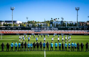 Valencia amaneció ayer envuelta en lágrimas por el incendio acaecido en la ciudad el pasado jueves. El Valencia, masculino, femenino y los equipos de la Academia, guardó un respetuoso minuto de silencio antes de los entrenamientos. Además, dejó las banderas a media asta e incluyó un crespón negro en sus avatares de redes.