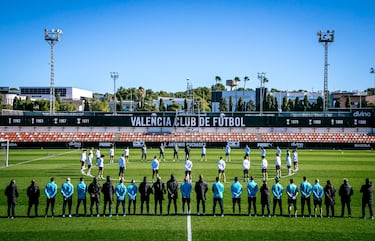 Valencia amaneció ayer envuelta en lágrimas por el incendio acaecido en la ciudad el pasado jueves. El Valencia, masculino, femenino y los equipos de la Academia, guardó un respetuoso minuto de silencio antes de los entrenamientos. Además, dejó las banderas a media asta e incluyó un crespón negro en sus avatares de redes.