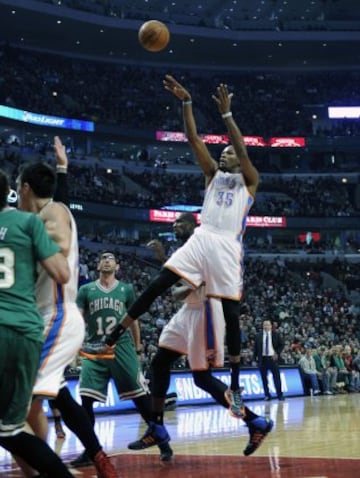 Kevin Durant (35) lanza ante la mirada de Kirk Hinrich (12),