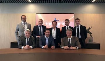 Firma de la renovación de Simeone en el Atlético hastga 2022. Falta el Mono Burgos.