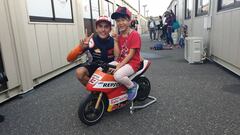 M&aacute;rquez con un fan japon&eacute;s en el paddock de Motegi.