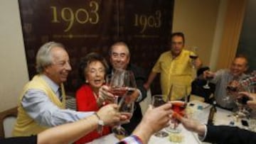 Pituca, socia número 1 del Atlético, con Adelardo, en las tertulias mensuales de AS en el Sport 1903.