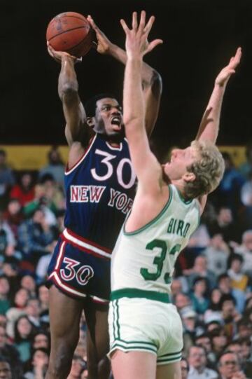 Bernard king de los New York Knicks contra Larry Bird de los Boston Celtic durante un partido en 1983 en el Garden de Boston