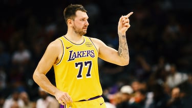 El base de Los Angeles Lakers, Luka Doncic, reacciona contra los Phoenix Suns durante un partido de pretemporada de la NBA en el Mortgage Matchup Center.