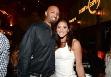 La portera de la Selección Femenil de Estados Unidos se casó con el ex jugador de Seattle, de la NFL, En algún momento la futbolista denunció violencia intrafamiliar.