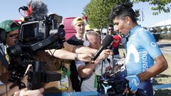 Nairo Quintana atiende a los medios en el Tour de Francia.