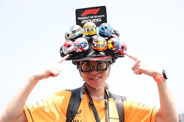 Un aficionado presente en el circuito de Suzuka luce un peculiar sombre antes del Gran Premio de Japón.