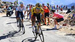 Primoz Roglic ataca en la subida a La Pandera, con Enric Mas a rueda, durante la 14ª etapa de La Vuelta 2022.