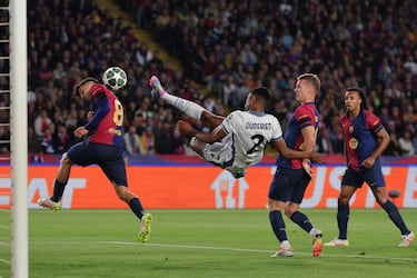 0-2. Córner que lanza Federico Dimarco, toca Francesco Acerbi y Denzel Dumfries empalma de volea para marcar desde el corazón del área.