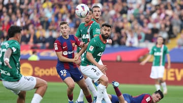 El jugador del Barcelona, Fermín López, y el jugador del Alavés, Duarte, observan el balón.