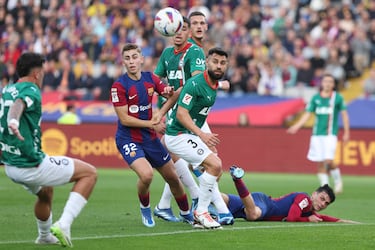 El jugador del Barcelona, Fermín López, y el jugador del Alavés, Duarte, observan el balón durante el encuentro de hoy. 

