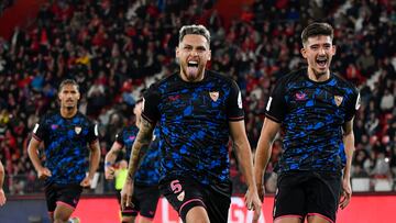 ALMERIA 11/03/2024.- El centrocampista argentino del Sevilla, Lucas Ocampos, celebra el segundo gol del equipo andaluz durante el encuentro correspondiente a la jornada 28 de Primera División que han disputado hoy lunes frente al Almería en el Power Horse Stadium de Almería. EFE / Carlos Barba.
