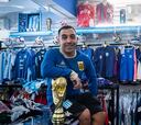 Tiene 750 mil seguidores en Instagram y su tienda es un templo futbolero de Argentina: ¡3.500 camisetas!