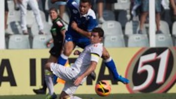 Mena, con la camiseta blanca de Santos, en la marca de un jugador de Cruzeiro en el torneo Brasileirao.