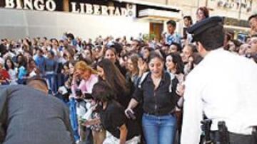 1.500 FANS CON LOS GALÁCTICOS</B>. La expectación que generó el Madrid en Murcia desbordó las previsiones. Más de 1.500 personas se concentraron a las puertas del hotel y algunas vallas cedieron cuando llegó la expedición madridista, encabezada ayer por Florentino Pérez.