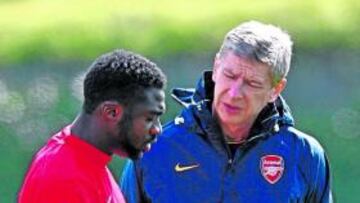 <b>MOTIVADOR. </b>Wenger habla en un entrenamiento con Touré.