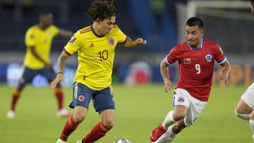 Colombia's Juan Quintero, left, and Chile's Jean Meneses vie for the ball during a qualifying soccer match for the FIFA World Cup Qatar 2022 in Barranquilla, Colombia, Thursday, Sept. 9, 2021. (AP Photo/Fernando Vergara)