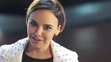 La cantante Chenoa ha vuelto a hacer alusi¨®n a la supuesta y famosa cobra de David Bisbal en el concierto de Operaci¨®n Triunfo en un divertido anuncio de una conocida marca de telefon¨ªa.