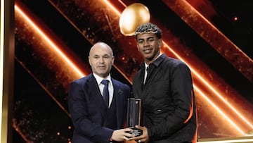 Lamine Yamal recibe de manos de Iniesta el premio a mejor jugador Sub-23.