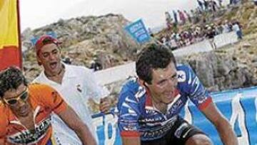 <b>CON COMPAÑÍA.</B> Roberto Heras contó con la ayuda de Félix Cárdenas en los últimos kilómetros de La Pandera.