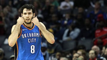 MEM14. MEMPHIS (EE.UU.), 09/12/2017.- El jugador espa&ntilde;ol de los Oklahoma City Thunder Alex Abrines reacciona hoy, s&aacute;bado 09 de diciembre de 2017, durante un partido de baloncesto de la NBA, entre los Memphis Grizzlies y los Oklahoma City Thunder, en el FedEx Forum de Memphis (EE.UU.). EFE/Mike Brown