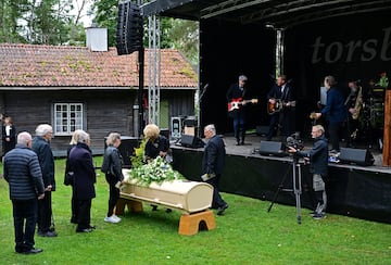 Los invitados rinden homenaje junto al ataúd de Sven-Goran Eriksson en la finca donde continúa el servicio fúnebre.
