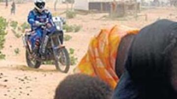 <b>RESISTE. </b>Pese a todo, Isidre no cede en su empeño de llegar a Dakar.