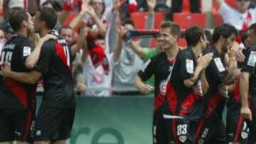 <b>ALEGRÍA. </b>El Rayo celebra un gol con sus aficionados de fondo.