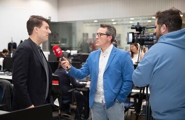 Michael Laudrup habla para el micrófono de Astv.