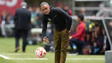 Braga (Portugal), 27/09/2022.- Spain's head coach Luis Enrique reacts during the UEFA Nations League soccer match between Portugal and Spain at the Municipal stadium in Braga, Portugal, 27 September 2022. (España) EFE/EPA/HUGO DELGADO
