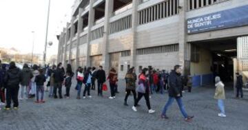 El estadio Vicente Calderón acogió el entrenamiento ante sus aficionados.