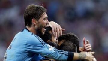 España celebra el gol de la clasificación.