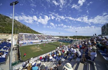 Entre 1998 y 2002, Mallorca acogió un torneo ATP, aunque este se jugaba sobre tierra batida. En esos pocos años, dio tiempo a ver a Juan Carlos Ferrero levantando su primer título en el circuito (1999) o a Rafa Nadal ganando su primer partido ATP con tan solo 15 años (2002). La ciudad balear quedó huérfana de torneos hasta 2016, cuando la WTA aterrizó celebrando un torneo sobre la hierba del Mallorca Lawn Tennis de Santa Ponsa. En 2021, el torneo femenino fue llevado a Berlín, aunque a cambio se empezó a disputar un torneo de categoría ATP 250. Daniil Medvedev es el único campeón sobre la hierba mallorquina, y regresará este año para defender su corona.