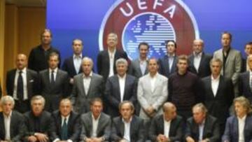 <b>FOTO DE FAMILIA. </b>Platini preside el Foro con los entrenadores participantes. Simeone, en primera fila, y Mou junto a Tito Vilanova.