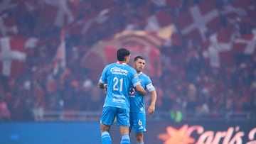 Gabriel Fernandez celebrates his goal 0-1 with Erik Lira of Cruz Azul during the 17th round match between Toluca and Cruz Azul as part of the Liga BBVA MX, Torneo Clausura 2025 at Nemesio Diez Stadium, on April 19, 2025 in Toluca, Estadio de Mexico, Mexico.