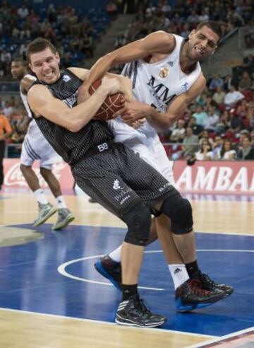 Dairis Bertans (i) y el pívot griego del Real Madrid, Ioannis Bourousis.