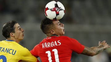 Futbol, Rumania vs Chile El seleccionado chileno Eduardo Vargas, centro, disputa el balon con Bogdan Stancu de Rumania durante el partido amistoso en el estadio Arena Cluj de Cluj, Rumania. 13/06/2017 Andres Pina/Photosport ******* Football, Romania