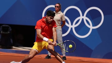PARÍS, 02/08/2024.- El tenista español Carlos Alcaraz devuelve la bola al canadiense Felix Auger-Aliassime durante su partido de semifinales de los juegos olímpicos de París 2024, este viernes en el complejo Roland Garros de París. EFE/ Juanjo Martín