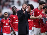MANCHESTER (United Kingdom), 07/02/2026.- Manchester United interim manager Michael Carrick (C) reacts after the English Premier League match between Manchester United and Tottenham Hotspur, in Manchester, Britain, 07 February 2026. (Reino Unido) EFE/EPA/ADAM VAUGHAN EDITORIAL USE ONLY. No use with unauthorized audio, video, data, fixture lists, club/league logos, 'live' services or NFTs. Online in-match use limited to 120 images, no video emulation. No use in betting, games or single club/league/player publications.