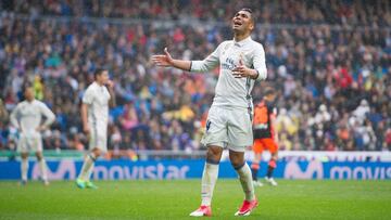 Casemiro, lamentándose de una decisión arbitral.
