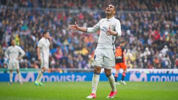 Casemiro, lament&aacute;ndose de una decisi&oacute;n arbitral.