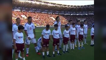 Era su debut oficial en la Roja y Loyola enamoró a todos con esta escena en el himno chileno