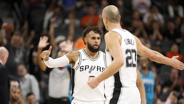 Patty Mills y Manu Gin&oacute;bili.