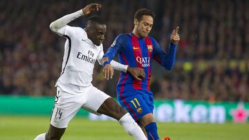 Neymar lucha un bal&oacute;n con Matuidi