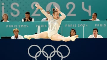 Paris (France), 30/07/2024.- Angela Andreoli of Italy performs on the Floor during the Women Team final of the Artistic Gymnastics competitions in the Paris 2024 Olympic Games, at the Bercy Arena in Paris, France, 30 July August 2024. (Francia, Italia) EFE/EPA/ANNA SZILAGYI