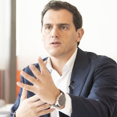 Albert Rivera reacciona a las fotos con Aysha Daraaui a golpe de canción